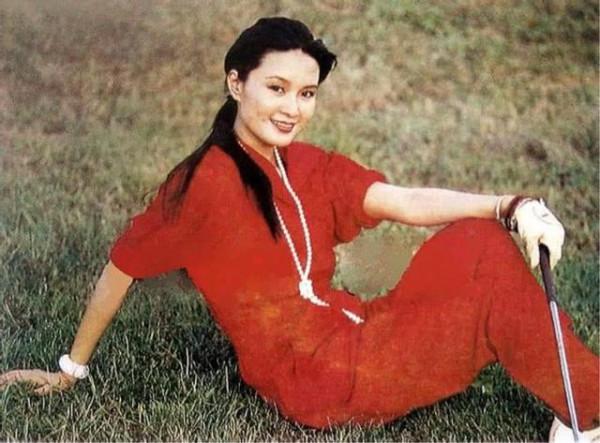 方舒：被屠洪剛拋棄後獨自撫養兩個女兒長大，生活有淚也有笑