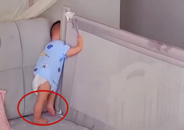寶寶的頭卡在縫隙裡，掙扎大哭半分鐘，床圍究竟藏著多少隱患？