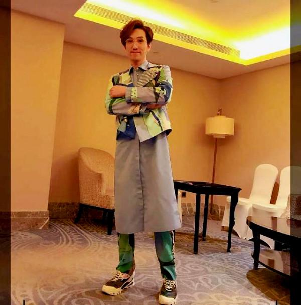 明星豪宅大對比，趙文卓豪宅大地種參天大樹，張智霖租房到買房