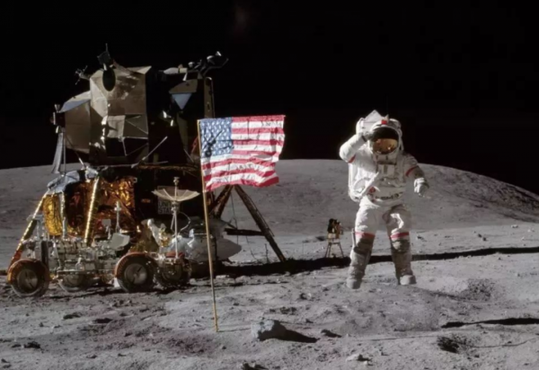 美國“送”給荷蘭的月球岩石是假貨？月岩變木化石，玩笑開大了