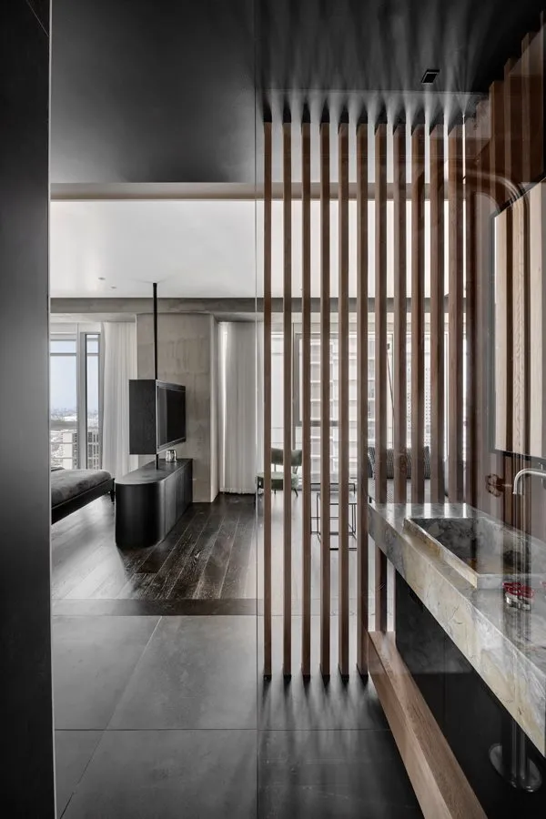 為了營造通透感，不僅拆除了隔牆，連臥室、淋浴間都沒有了隱私