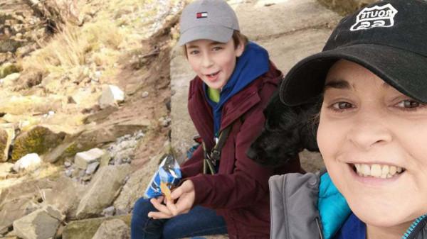 英國母子住進一處房子，半年後翻開地板，發覺下面藏了張紙條