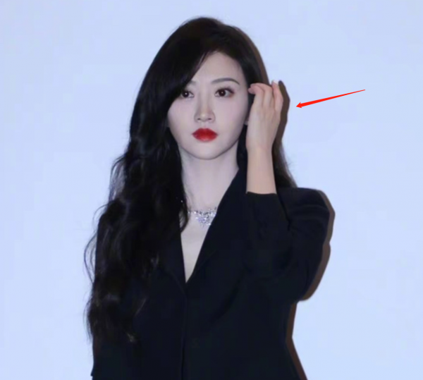 景甜最新生圖粉感重，脖子出現色差，歐陽娜娜還曾自曝全身塗粉