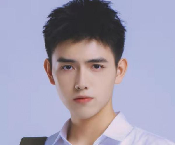 他是“容嬤嬤”的“兒子”：出道多年一直不火，妻子卻一炮而紅