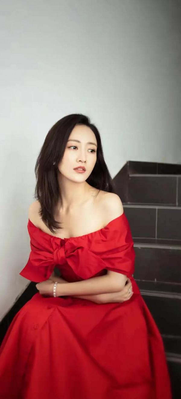 王鷗有種特殊氣質：月上柳俏頭，人約黃昏後