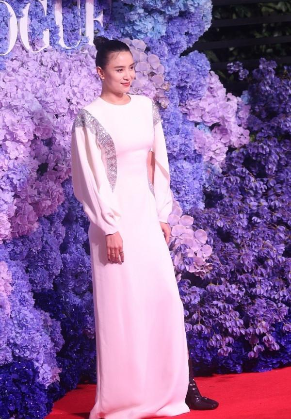 VOGUE紅毯星光黯淡，楊冪龔俊難扛大旗，明星稀少被嘲像公司年會