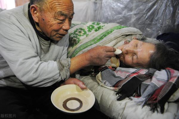 62歲老人的無奈哭訴：我寧可成為一個不孝子，也希望父親早日離去