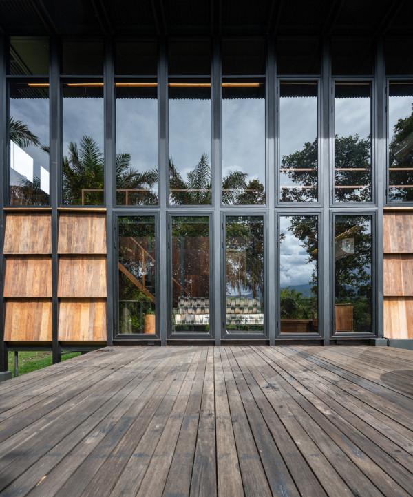 鋼結構與舊木材構築的度假小屋:在標準化構件中尋求個性化表達 鋼結構與舊木材構築的度假小屋:在標準化構件中尋求個性化表達
