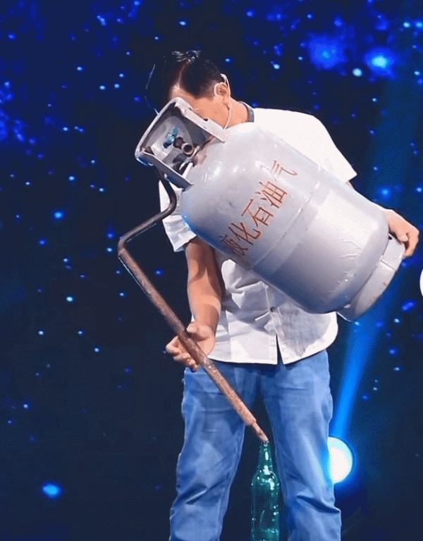 山東40歲大叔，靠平衡術走紅，上過央視，打了多少人說是膠水的臉
