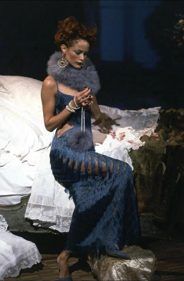 98年的迪奧，每件服裝都好貴氣，30年後看都感覺太時髦了