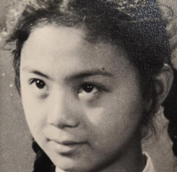 石鐘琴：因飾演“白毛女”紅極一時，32歲結婚，一生熱愛舞蹈事業