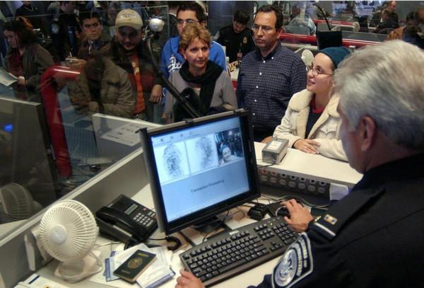 外國小哥拒絕給FBI當線人，從此被親友當空氣，生活成了無形地獄