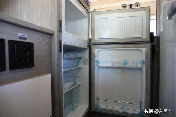 一車就能搞定吃、住、通勤？大通V90房車，4座1床，移動的公寓房