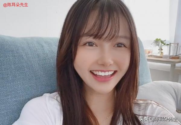 小艾阿姨一個人在家，吃好吃的壽司，貓咪很乖很聽話