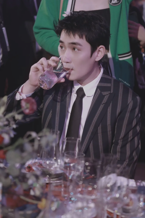 芭莎名場面又來了!合影無人敢站C位,baby遠離陳偉霆和李現互讓 芭莎名場面又來了!合影無人敢站C位,baby遠離陳偉霆和李現互讓