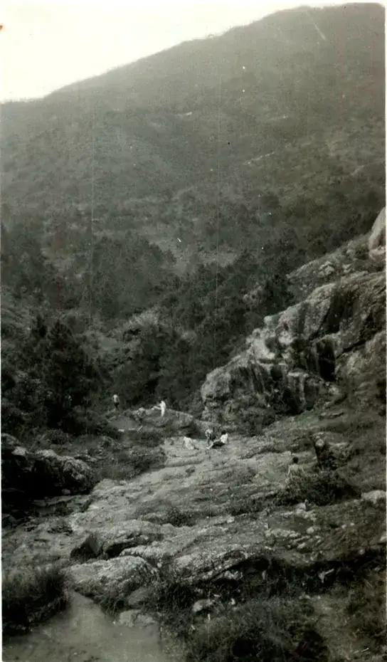 廣州白雲山的老照片，除了墳墓，看著還是挺有野外荒野的感覺