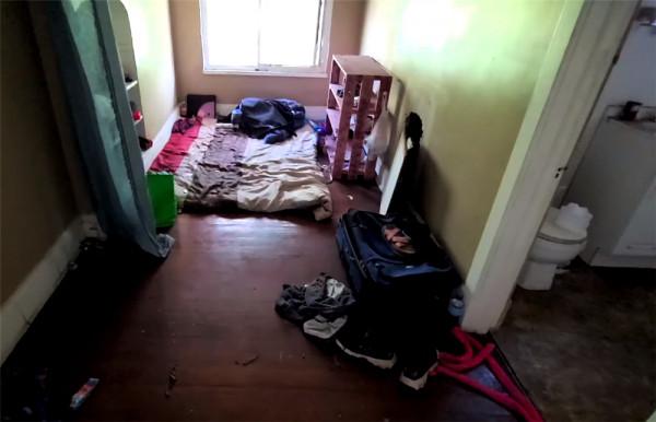 小兩口低價買下538㎡廢棄別墅，空間雖大卻殘破不堪，網友：值了