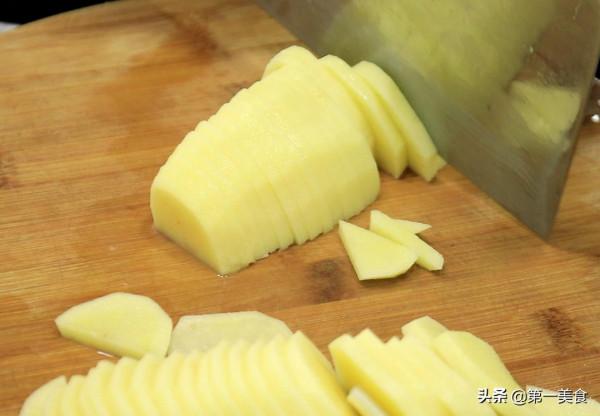 飯店的紅燒土豆片為啥清脆好吃，原來多做這一步，大廚教你這樣做