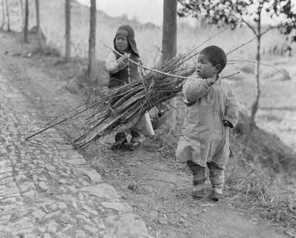 上海灘大佬為情人出氣，一個巴掌扇出一架飛機，蔣介石：再打試試