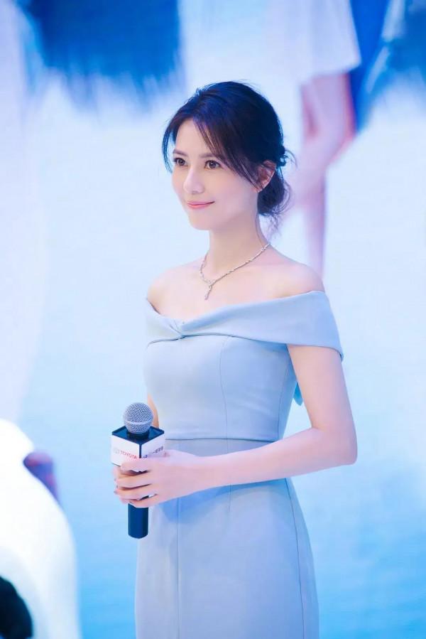 頂級典雅女神高圓圓，超凡脫俗的美麗、若即若離的青澀