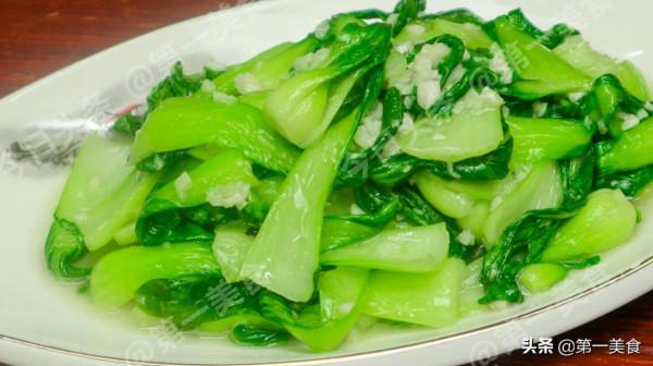 青菜怎麼炒翠綠不出水？牢記這“4點”，青菜好看又好吃
