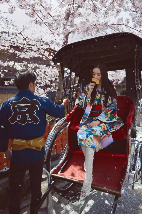 楊冪京都大片，拿小扇子有那味兒了，襪子欣賞不來……