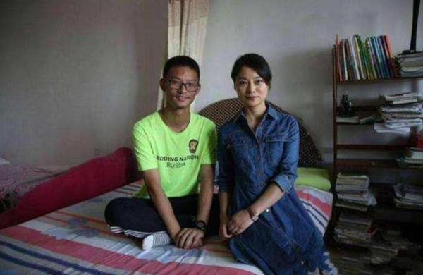 2019年，安徽孝子王恆傑，高考後跪地謝母，主動放棄985大學