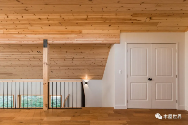 風景與陽光在屋裡匯合，原野中的 Haus III木屋住宅