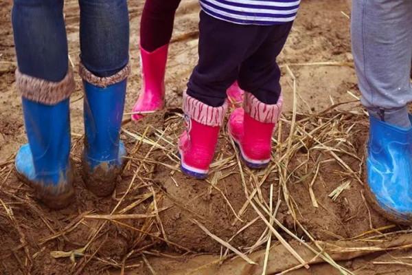 這對夫妻&OpenCurlyDoubleQuote;消失&rdquo;4年，徒手建了個28㎡泥巴房：人生不只一種活法