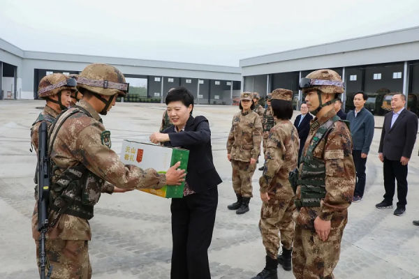 暖!駐地領導到營門歡迎凱旋官兵! 暖!駐地領導到營門歡迎凱旋官兵!
