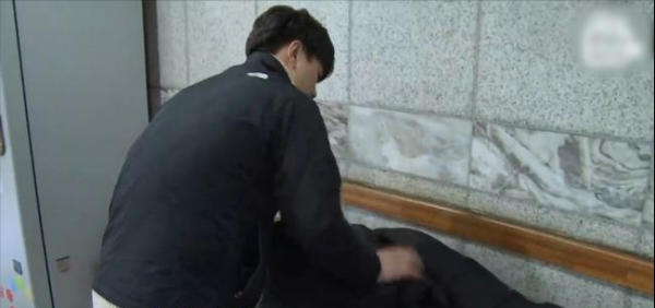 帶著妹妹流浪10年，每天用鞋油抹臉，覺得只要這樣就不會被欺負