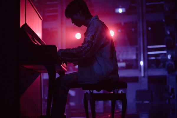 張藝興珍珠白配復古藍似古典王子 於清冷中顯高階雅紳質感 張藝興珍珠白配復古藍似古典王子 於清冷中顯高階雅紳質感