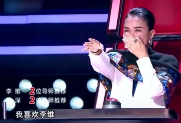 2015年姚貝娜去世，葬禮上那英哭成淚人卻被罵，當年兩人有何恩怨