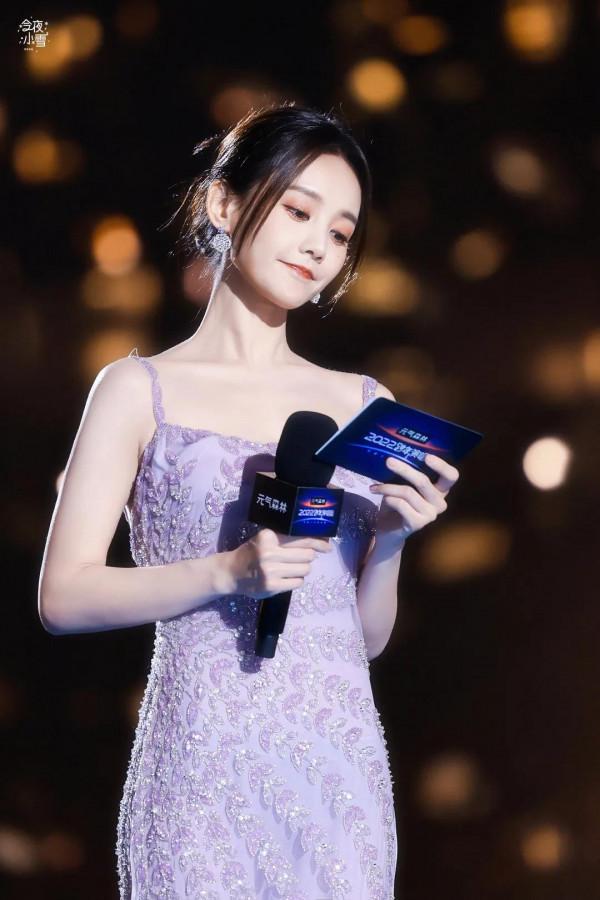 李一桐一身紫色冰雪群，笑容甜美，一顰一笑一舉一動都能扣人心絃