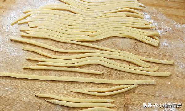 過年少不了的小零食&OpenCurlyDoubleQuote;香酥芝麻條&rdquo;，香酥香酥可口，孩子喜歡