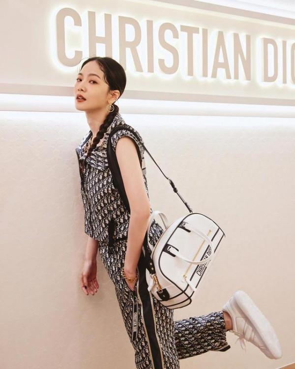 辰亦儒老婆挺有少女感，穿全身Dior套裝名媛範兒十足！扎馬尾俏皮