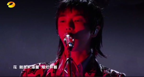 “南北”雙臺跨年：唐嫣美豔、王鷗搶鏡，楊冪眼妝像“發光眼屎”