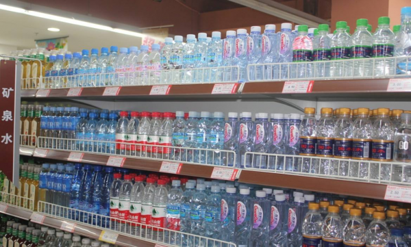 瓶裝水暴曬變“毒水”是真的嗎？央視實驗證明：暴曬水真的不致癌