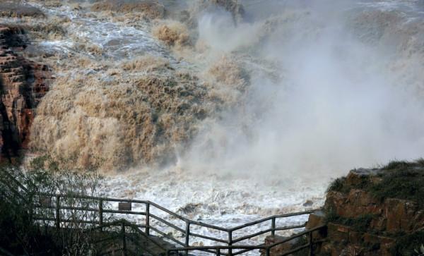 近日,絡絲潭瀑布迎來濁浪滔天、金濤拍浪景觀 近日,絡絲潭瀑布迎來濁浪滔天、金濤拍浪景觀
