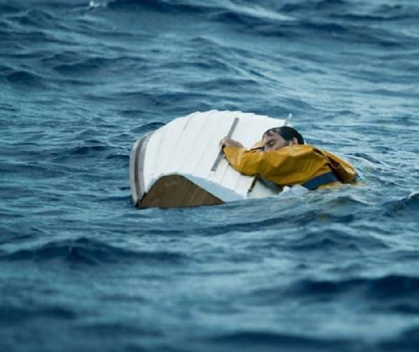 1986年五千噸巨輪首航就沉船，中國船員海上求生24天，帶回真相