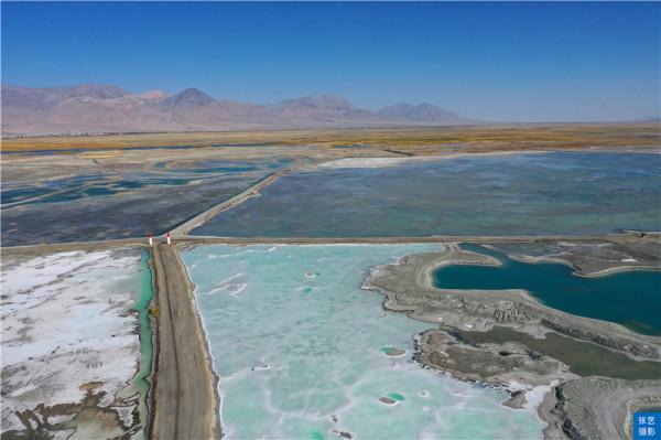 青海翡翠湖，人工採鹽幾十年挖出幾百個水坑，宛若寶石落入人間