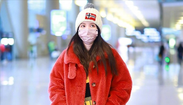 40歲張萌學小姑娘趕時髦,戴毛線帽扮嫩成功,紅色毛絨大衣超惹眼 40歲張萌學小姑娘趕時髦,戴毛線帽扮嫩成功,紅色毛絨大衣超惹眼