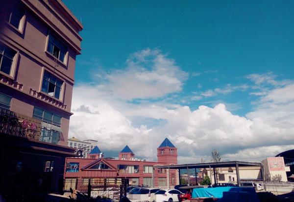 當地人說漢語用人民幣，遊客來到這裡，彷彿沒有出國