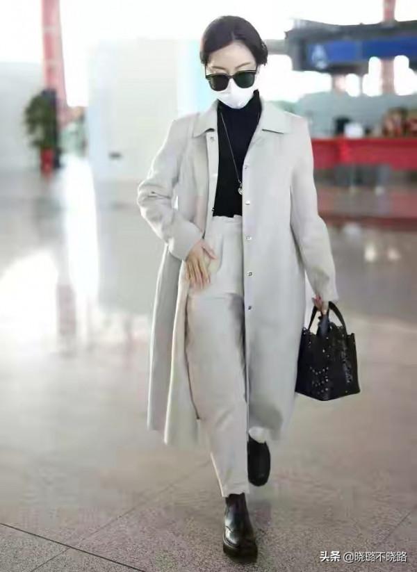 真正見過世面的女人，穿風衣很少配小黑褲，看陳數俞飛鴻就知道了