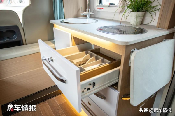 30萬出頭能入的輕卡房車，輕量化車身帶1100W太陽能，提車直接玩