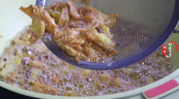 冬天將至，白菜和雞蛋是絕配，扔進滾燙的油鍋裡，喝一碗暖心暖胃