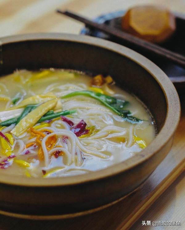 中國各地“特色小吃”，螺螄粉申請出戰，東北麻辣燙表示不服