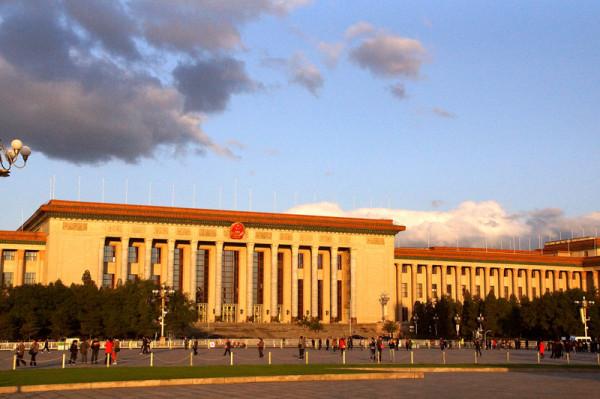 人民大會堂的名字是後改的？原先叫什麼？毛主席親自改名