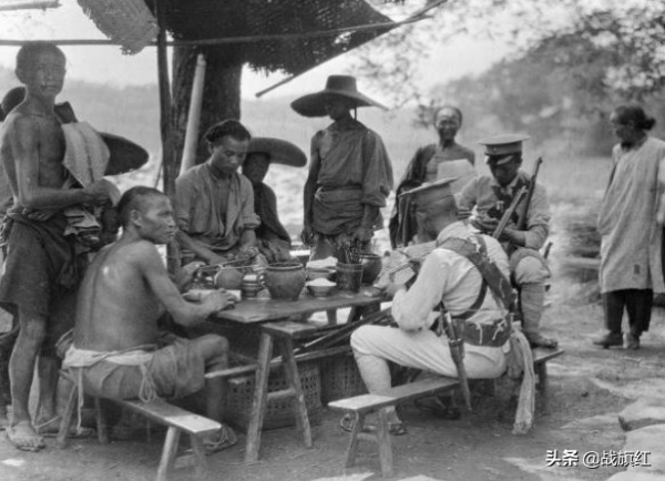 漢奸找樂子，把手槍遞給小孩戲耍，哪知是小八路，被一槍擊斃