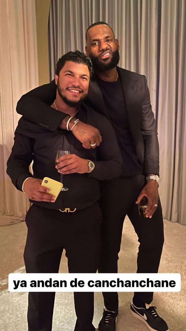 一片喜慶！現場DJ曬出與詹姆斯、戴維斯夫婦多張婚禮合照